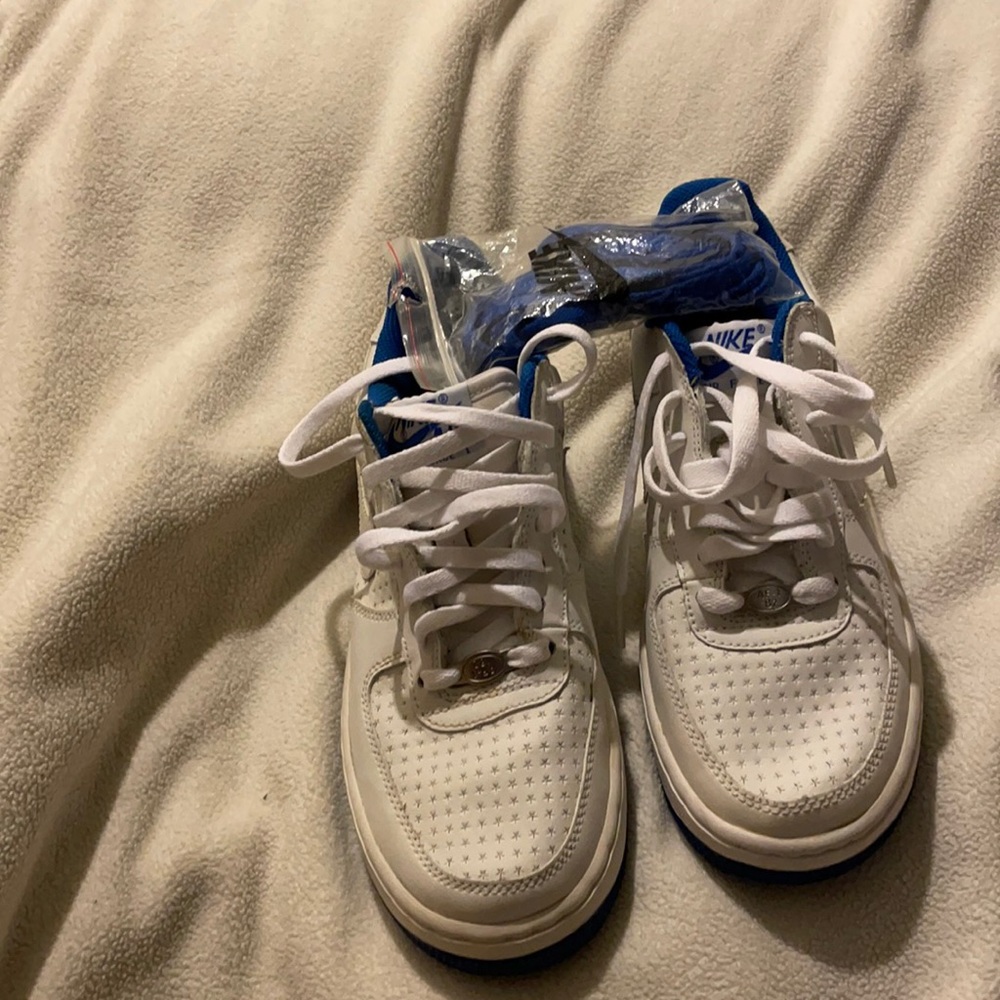 Nike AIR FOR KIDS SIZE 4